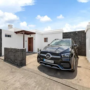 https://lanzarote-villa-3-islas.in-canary-islands.com